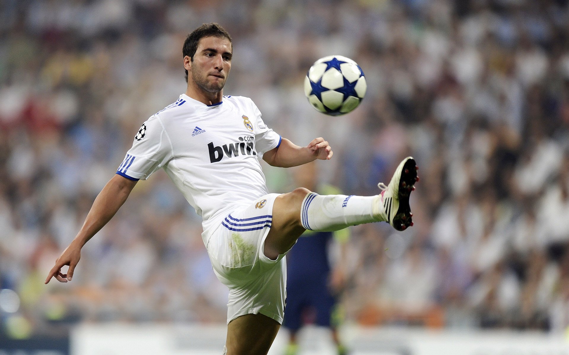 华体会sports-追踪电竞周边市场，商品、服装、玩偶成新风尚，电竞周边店